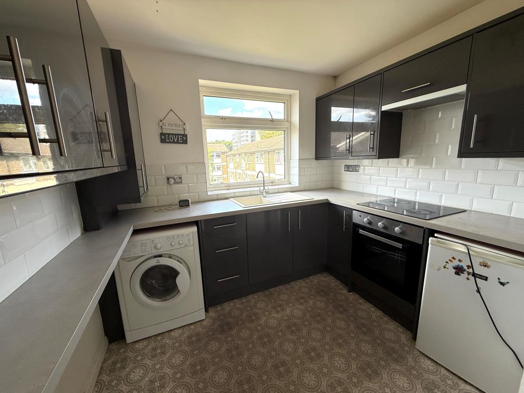 Lot: 183 - TWO-BEDROOM FLAT FOR REFURBISHMENT - Kitchen
